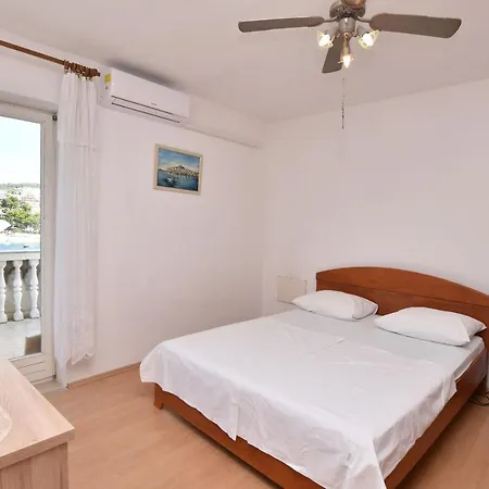 شقة And Jakov Primošten