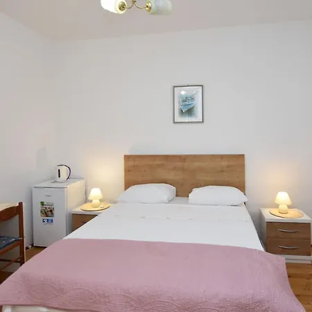 And Jakov Lejlighed *