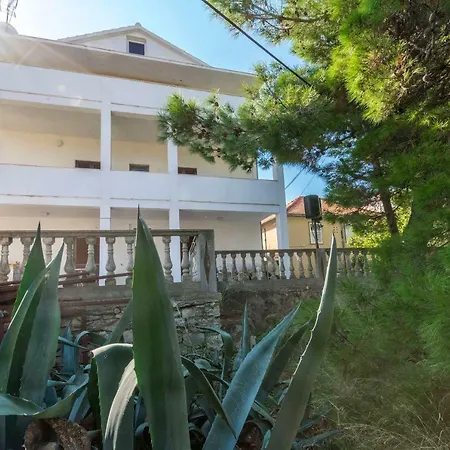 Apartment And Jakov